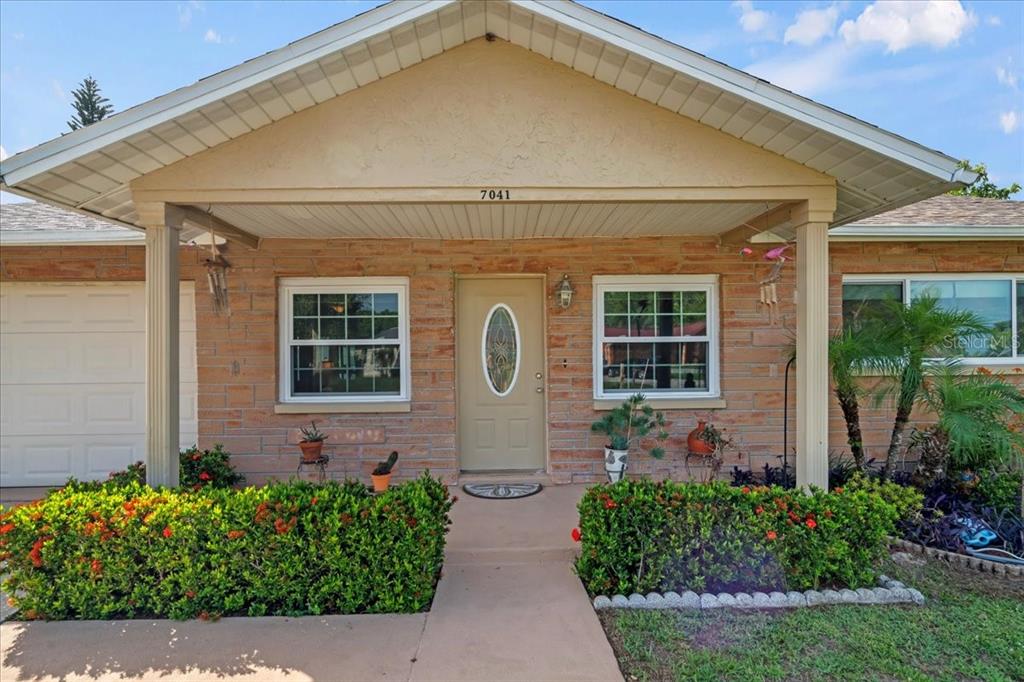 7041 Daggett Terrace New Port Richey, FL 34655 - Photo 4 of 29 a front view of a house