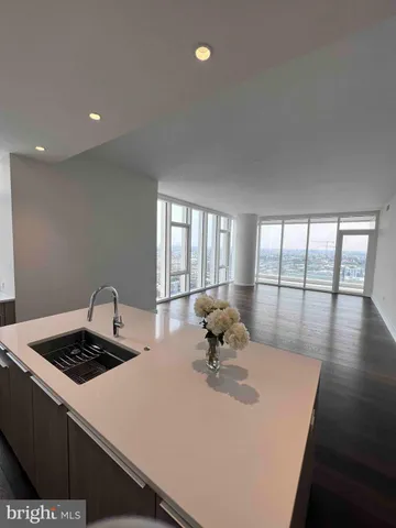 $1,750,000 | 301 South Broad Street, Unit 2103, Philadelphia, PA 19107