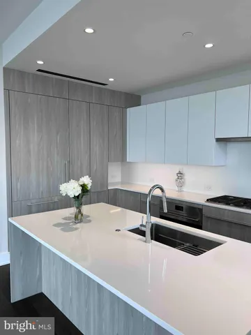 $1,750,000 | 301 South Broad Street, Unit 2103, Philadelphia, PA 19107