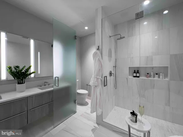 $1,750,000 | 301 South Broad Street, Unit 2103, Philadelphia, PA 19107