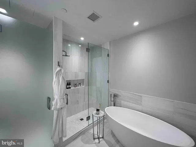 $1,750,000 | 301 South Broad Street, Unit 2103, Philadelphia, PA 19107