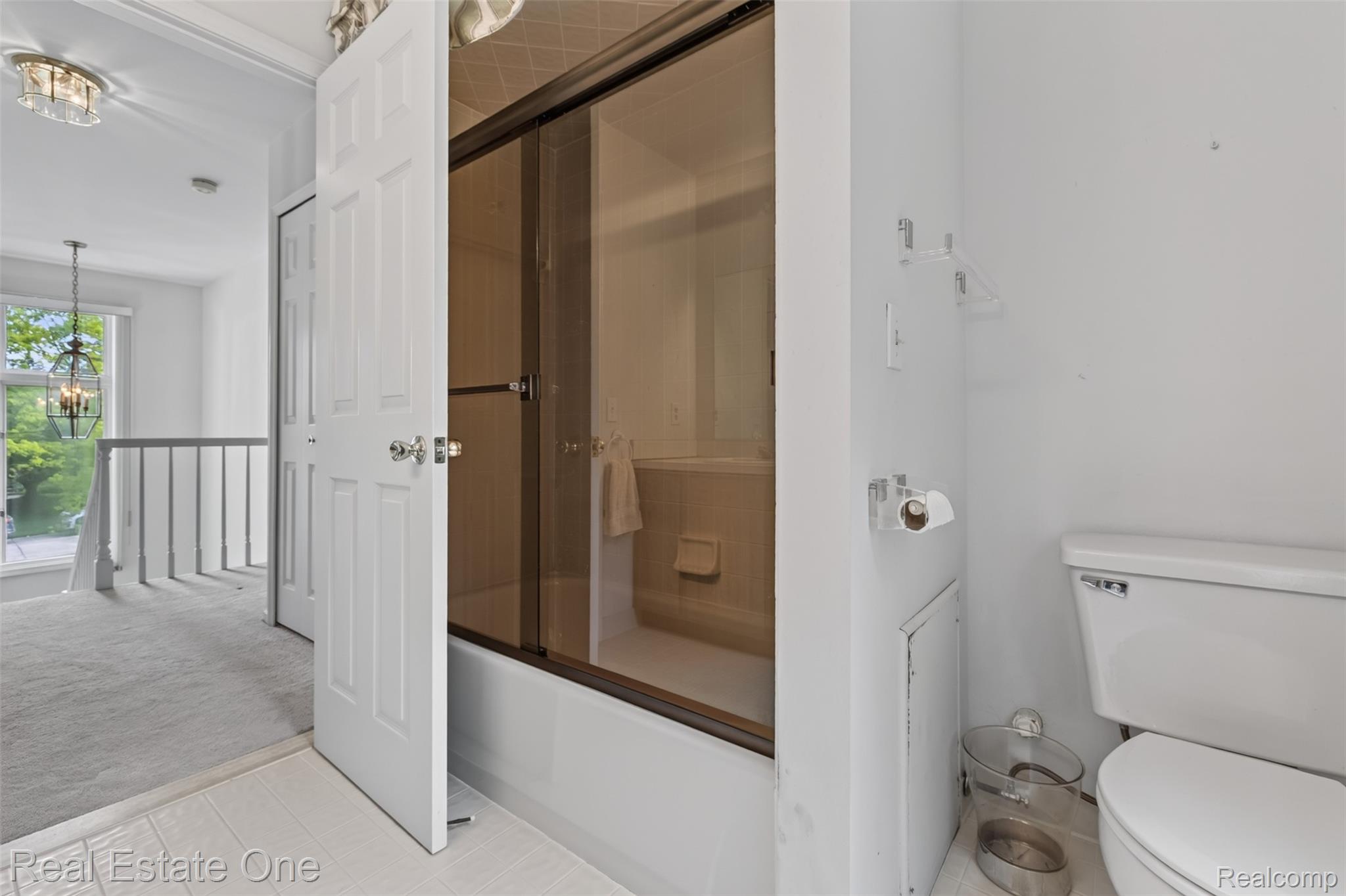 3400 Wedgewood Drive Rochester, MI 48306 - Photo 19 of 49 Upstairs Bathroom