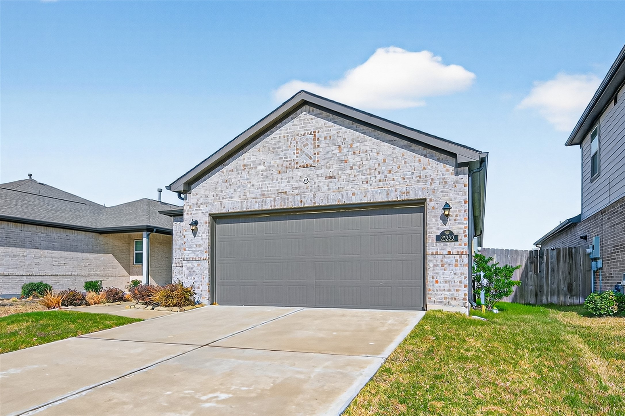 23222 Spring Genesis Lane Katy, TX 77493 - Photo 4 of 43 Enjoy the convenience of a spacious 2-car garage.