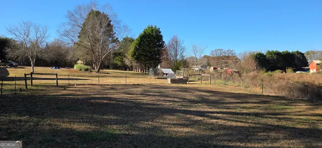 a view of a house with backyard and tree