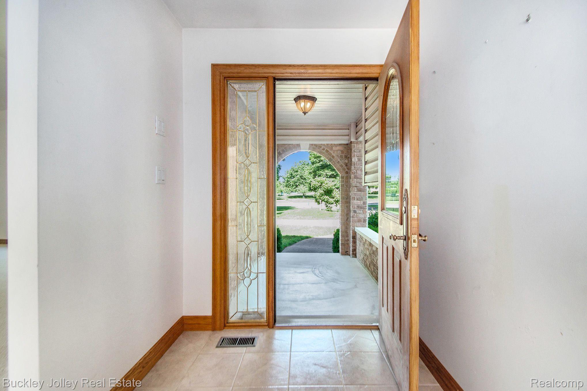 7755 Pettysville Road Pinckney, MI 48169 - Photo 19 of 21 Beautiful Entry