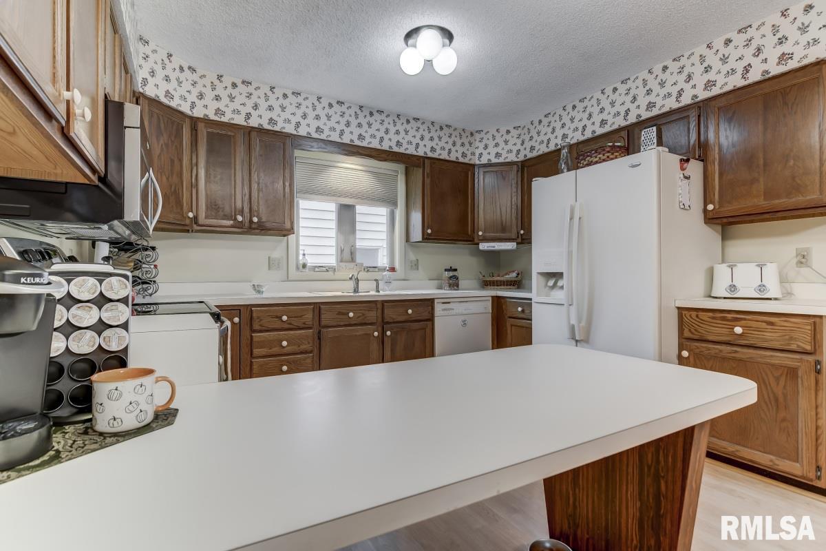 217 Quarterstaff Road Springfield, IL 62704 - Photo 8 of 36