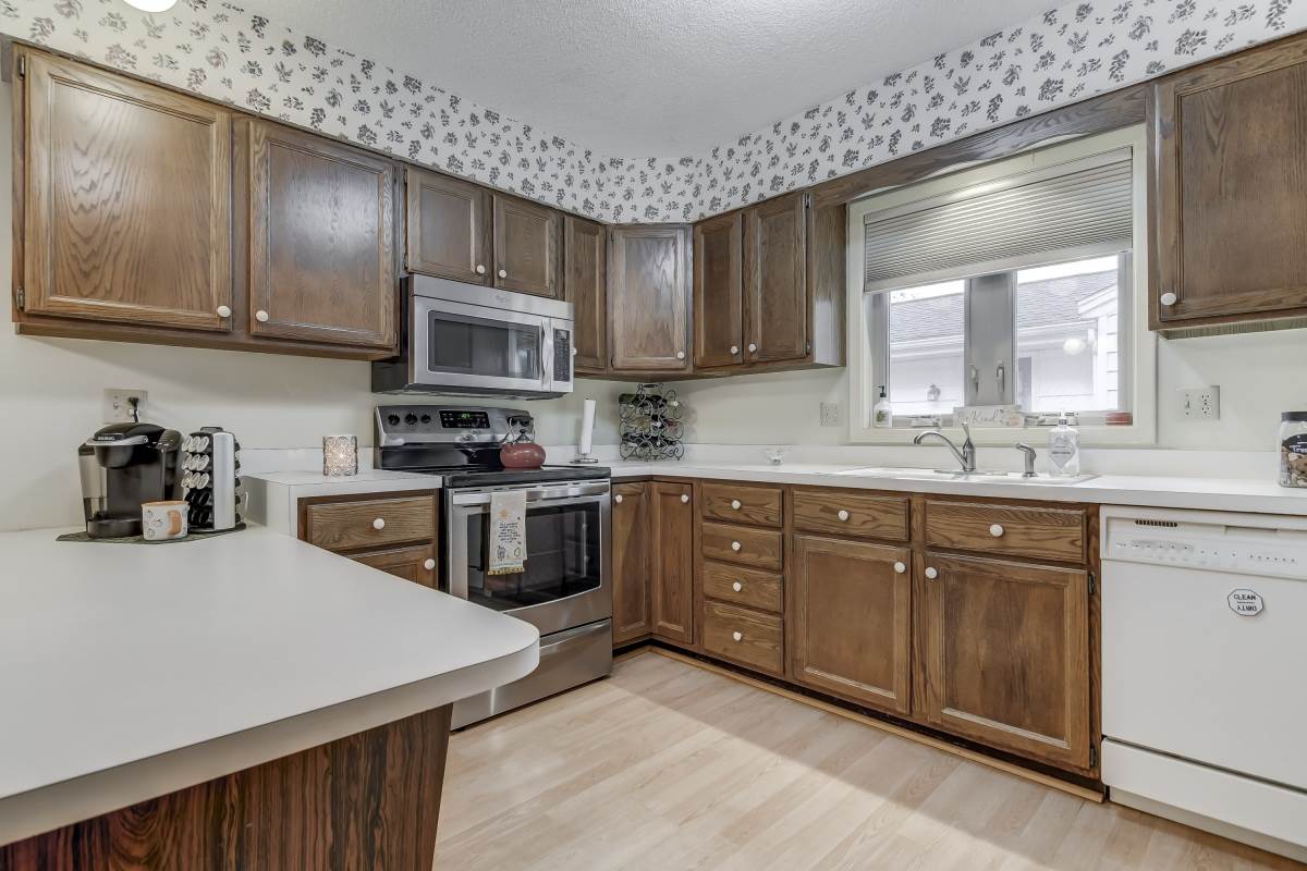 217 Quarterstaff Road Springfield, IL 62704 - Photo 9 of 36