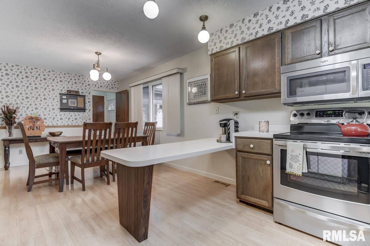 217 Quarterstaff Road Springfield, IL 62704 - Photo 10 of 36