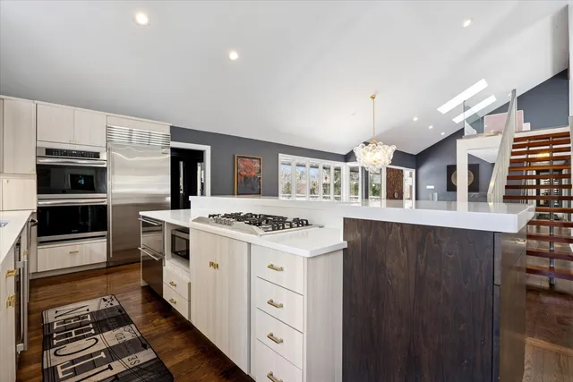 $1,250,000 | 7940 Wolf Road, Burr Ridge, IL 60527