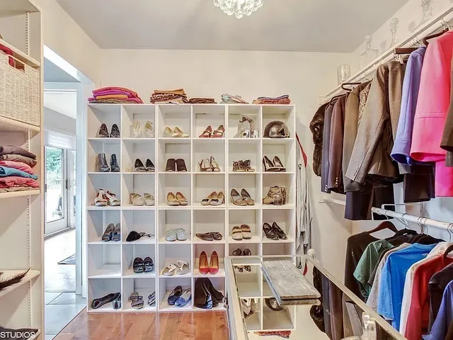 $1,250,000 | 7940 Wolf Road, Burr Ridge, IL 60527