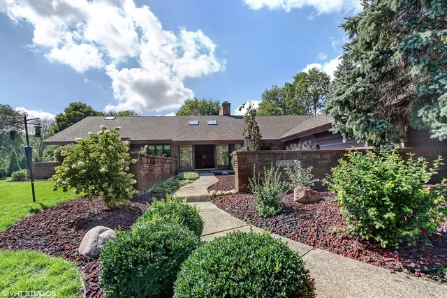 $1,250,000 | 7940 Wolf Road, Burr Ridge, IL 60527