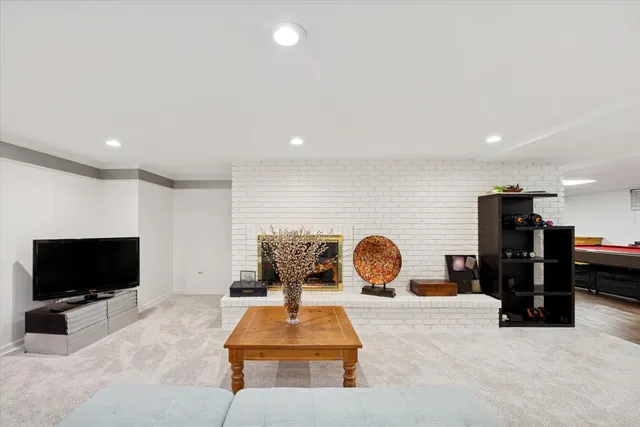 $1,250,000 | 7940 Wolf Road, Burr Ridge, IL 60527