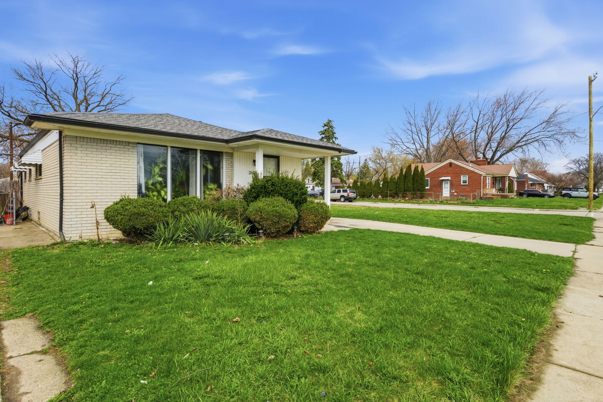 24657 Flower Avenue Eastpointe, MI 48021 - Photo 3 of 25 2-web-or-mls-_17a8114 mark thomas hubble