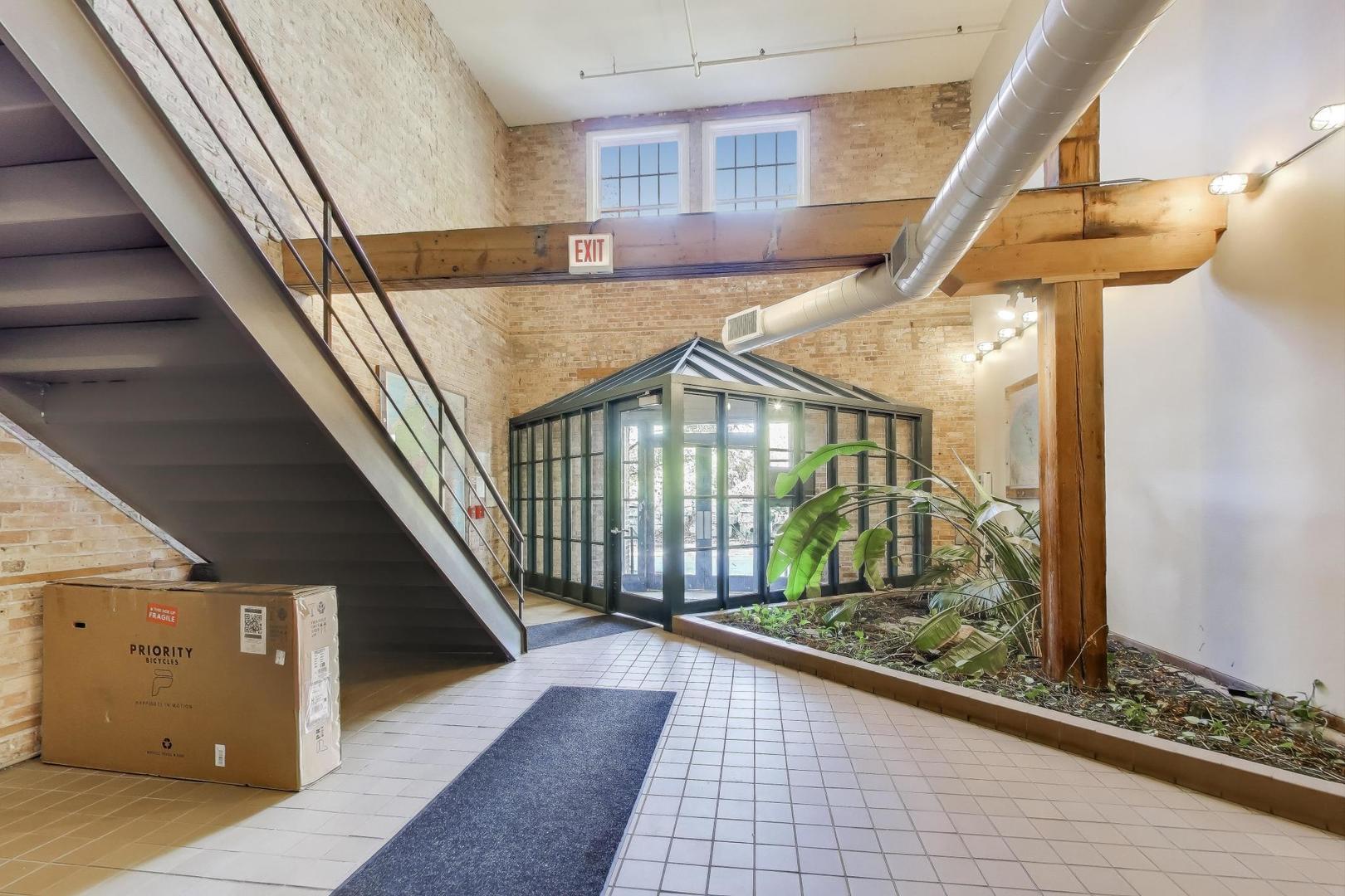 5235 North Ravenswood Avenue, Unit 3 Chicago, IL 60640 - Photo 5 of 27 a view of an entryway