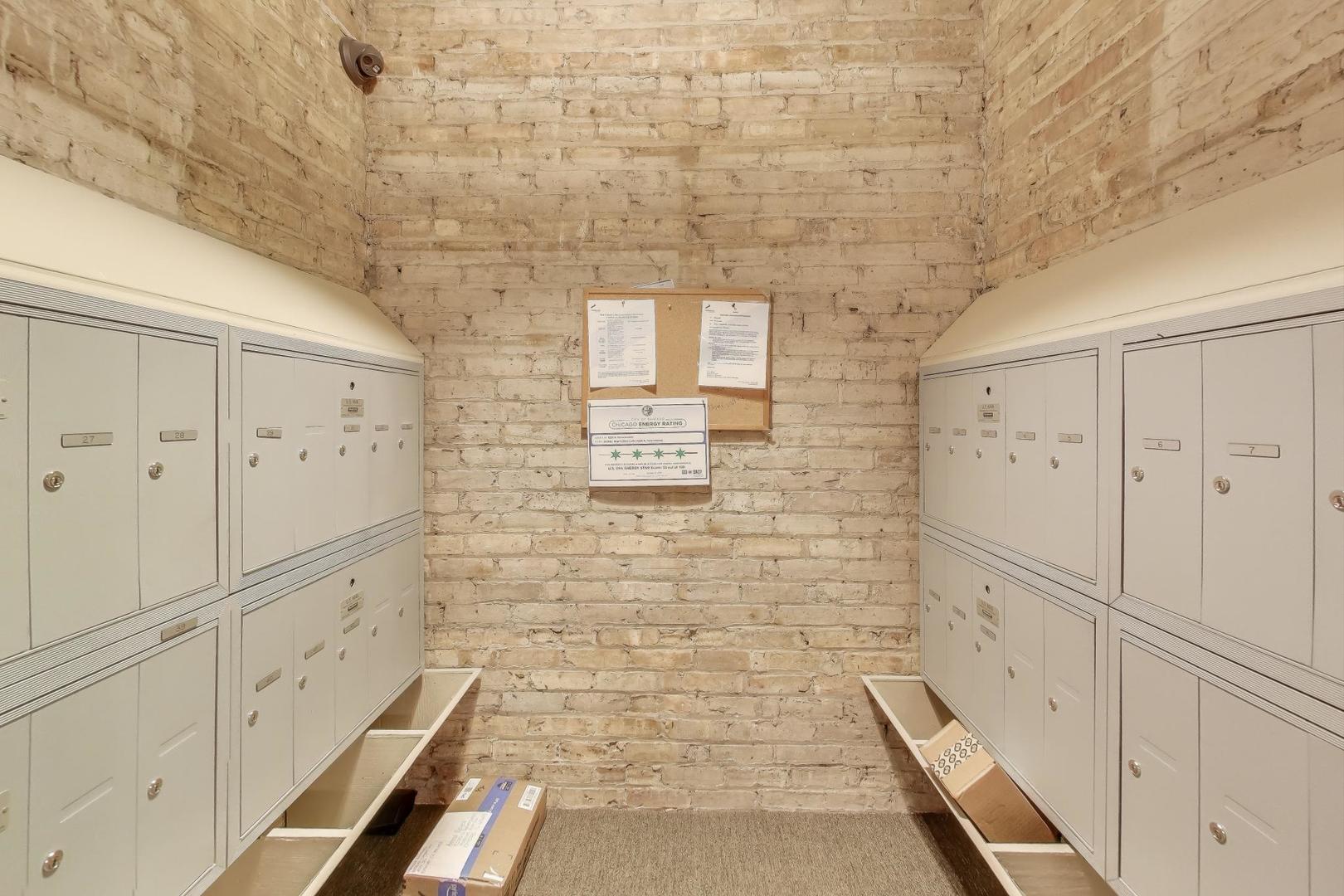 5235 North Ravenswood Avenue, Unit 3 Chicago, IL 60640 - Photo 7 of 27 a bathroom with a shower