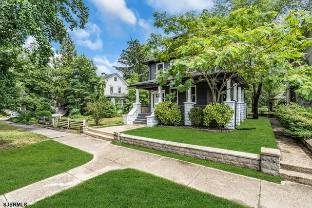 a view of a house with a yard