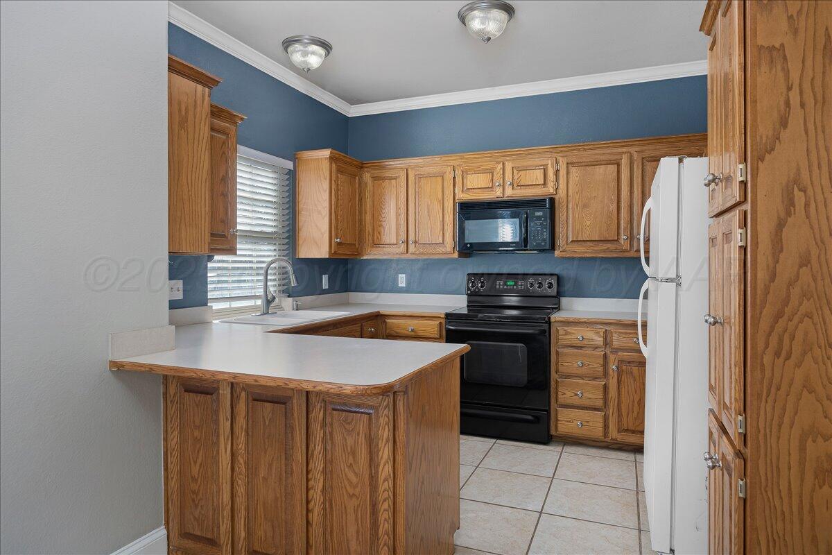 5714 Southlawn Circle Amarillo, TX 79110 - Photo 4 of 19 04-Kitchen