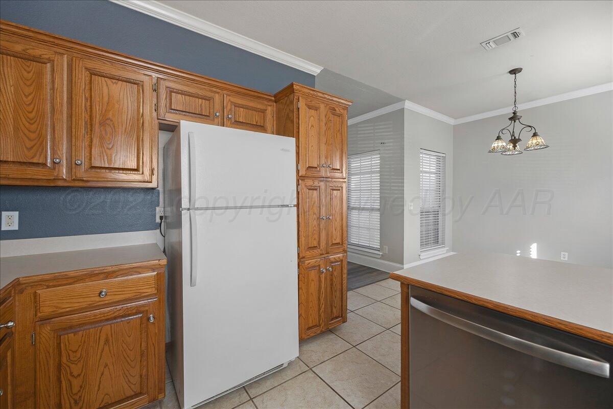5714 Southlawn Circle Amarillo, TX 79110 - Photo 6 of 19 06-Kitchen 3