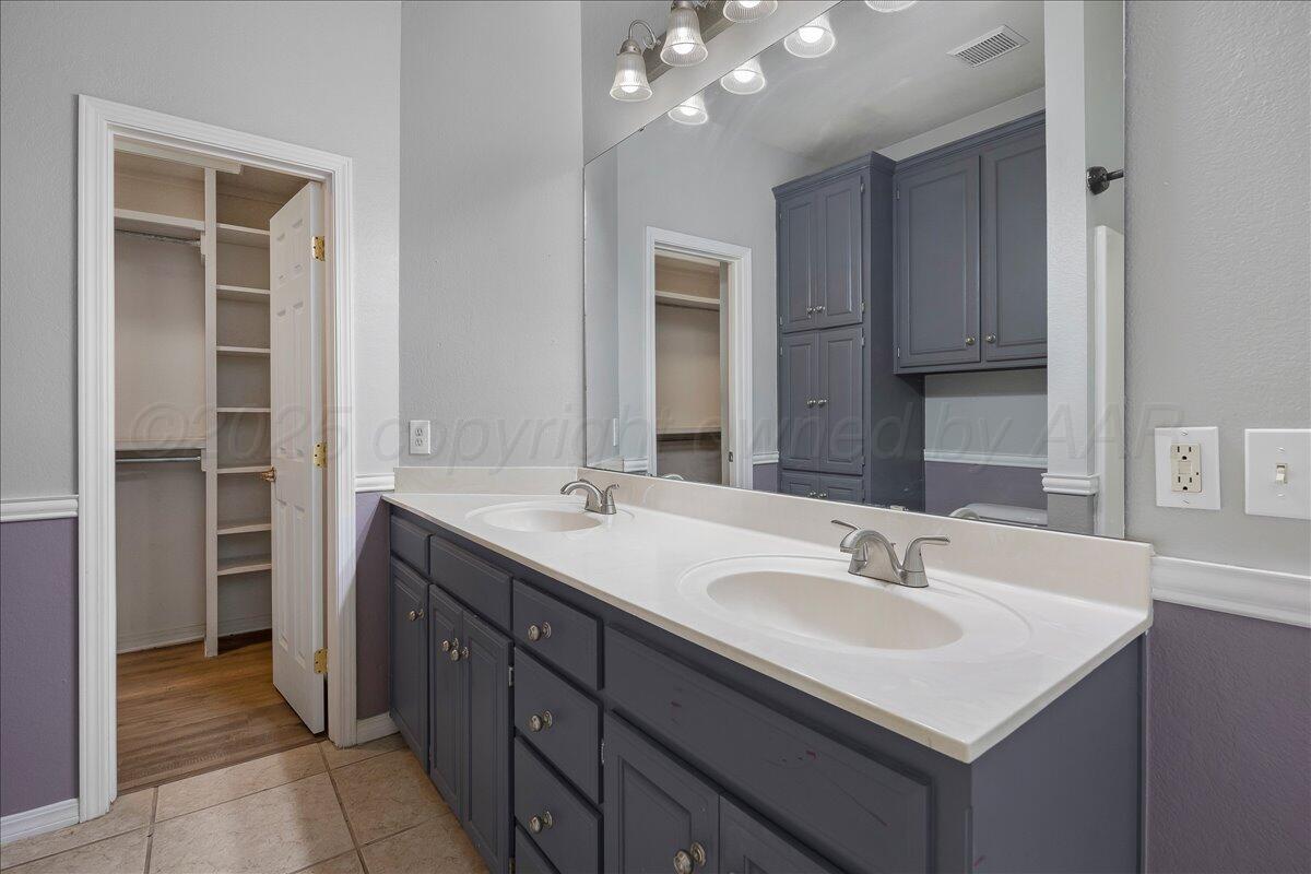 5714 Southlawn Circle Amarillo, TX 79110 - Photo 10 of 19 10-Primary Bathroom