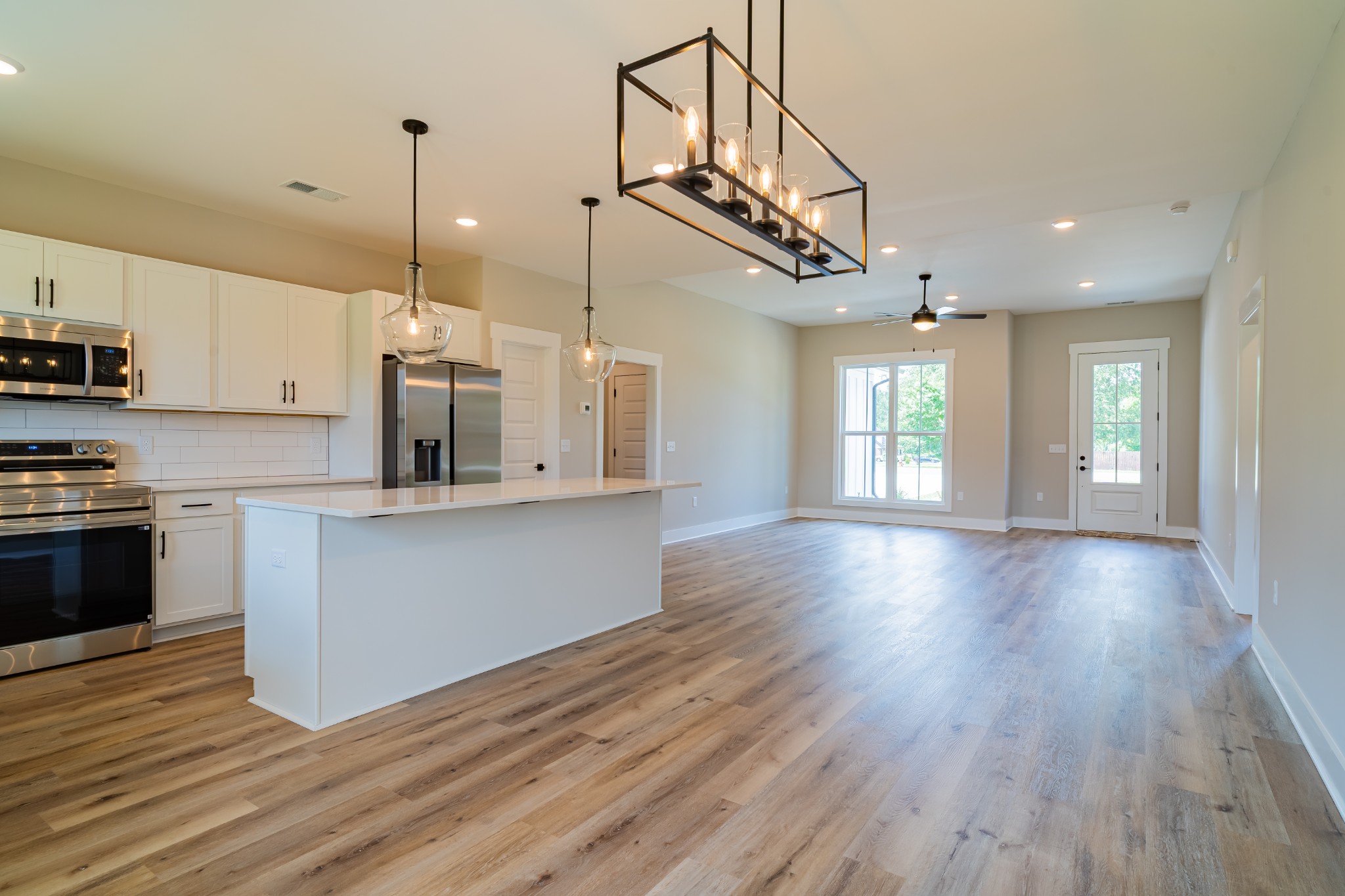 189 Strawberry Ridge Manchester, TN 37355 - Photo 13 of 56 a kitchen with stainless steel appliances granite countertop a refrigerator a stove and a wooden floors
