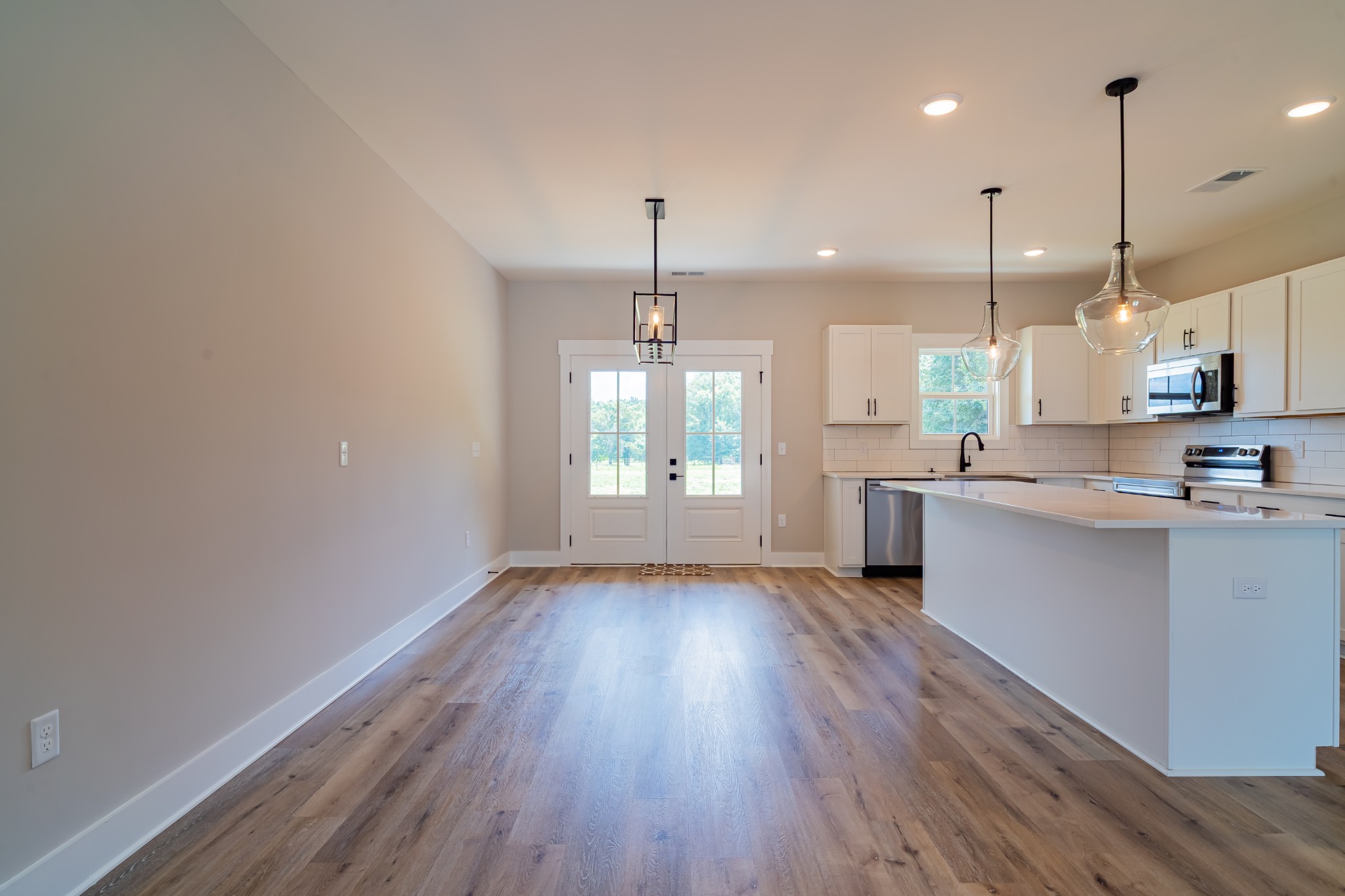 189 Strawberry Ridge Manchester, TN 37355 - Photo 22 of 56 a large kitchen with granite countertop wooden floors and a sink