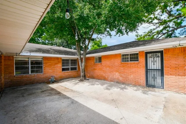 a view of a house with a yard and garage