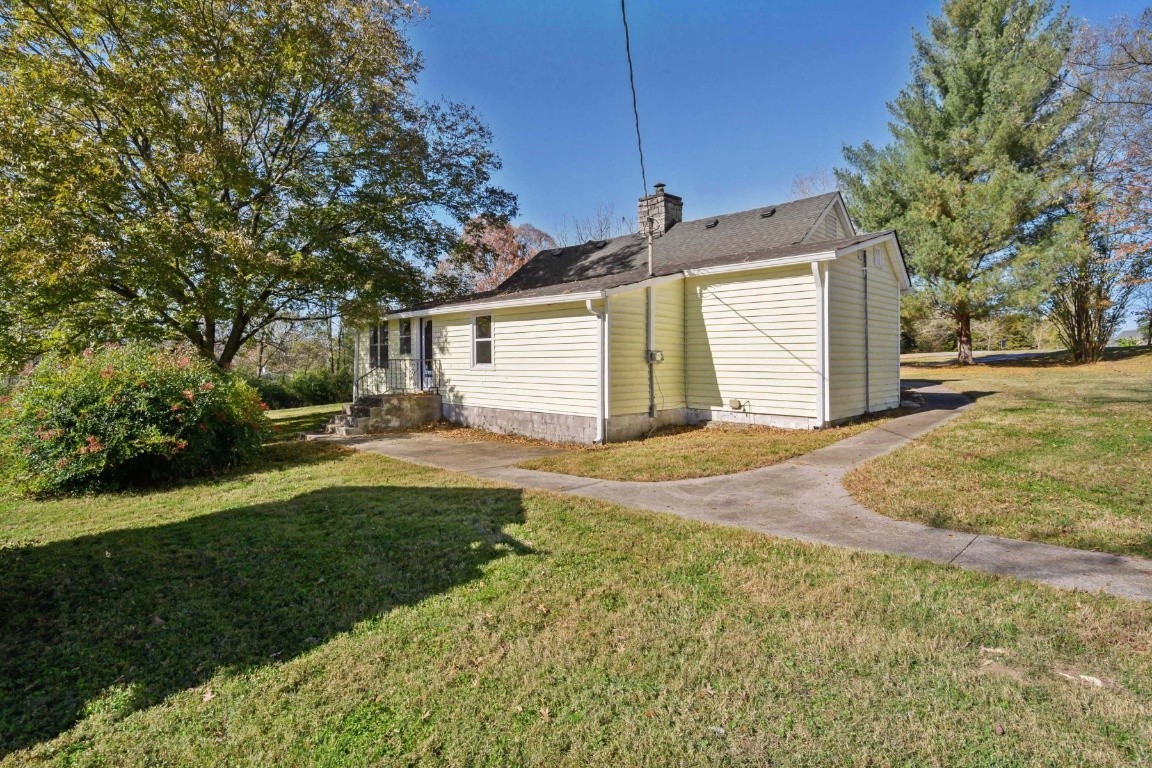 2480 Mann Road Lebanon, TN 37087 - Photo 5 of 35 a front view of a house with a garden and yard