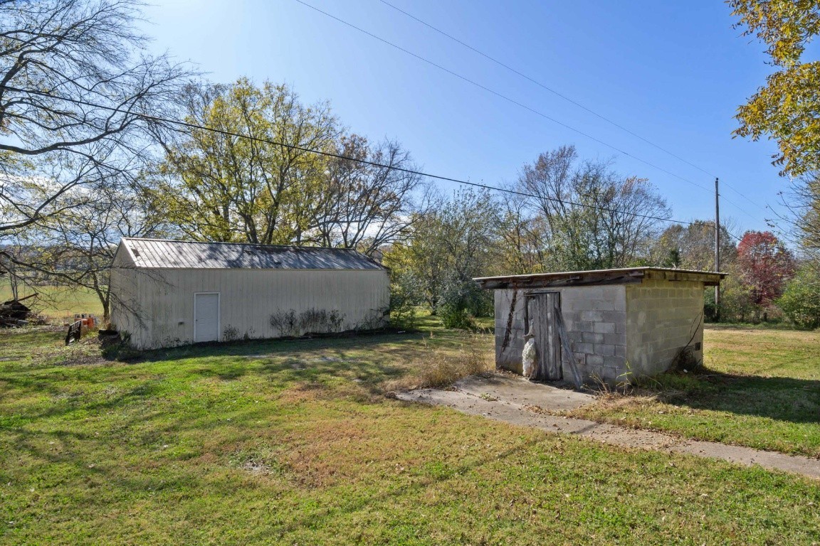 2480 Mann Road Lebanon, TN 37087 - Photo 7 of 35 a view of a backyard