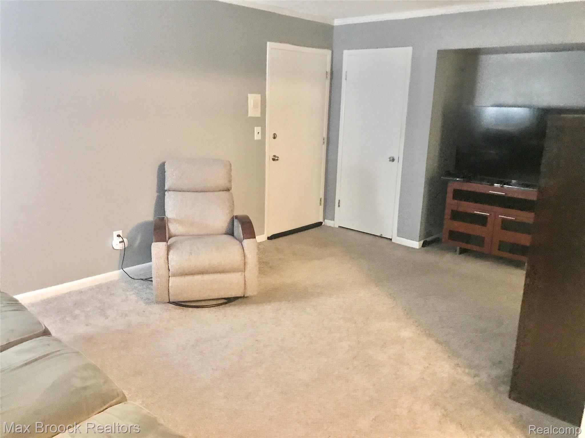 29448 Hoover Road, Unit 48 Warren, MI 48093 - Photo 2 of 16 Beautifully updated condo