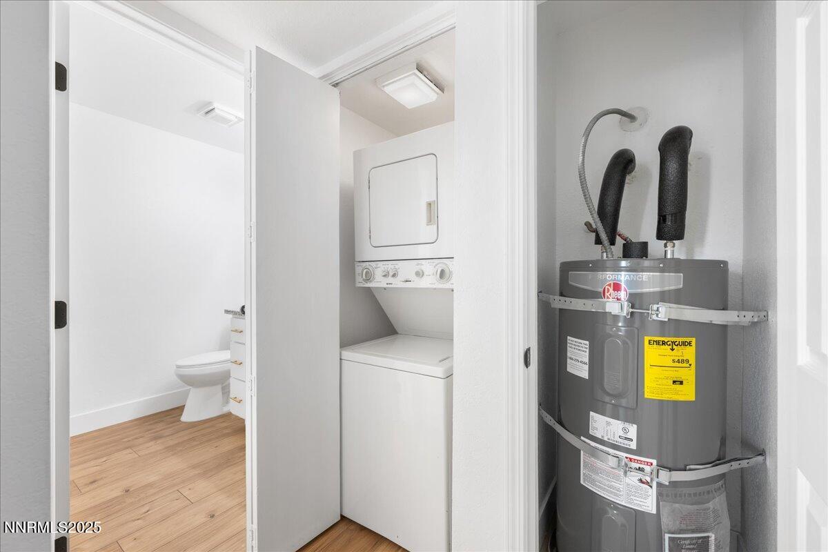 2136 Roundhouse Road Sparks, NV 89431 - Photo 13 of 26 a bathroom with a toilet and a sink