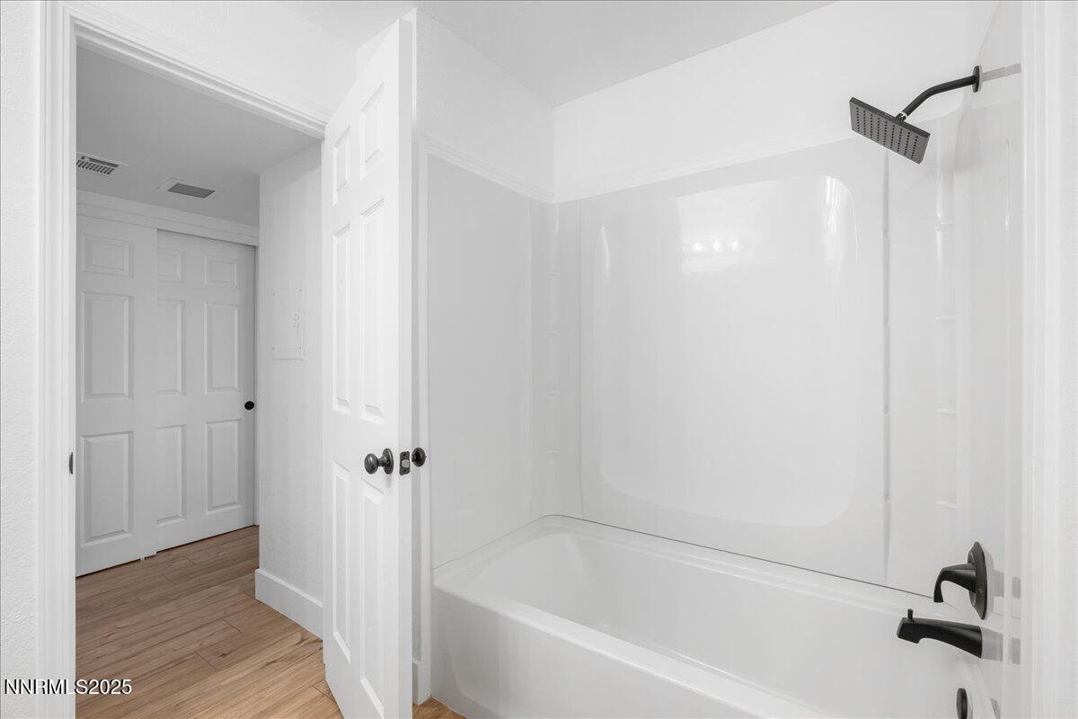 2136 Roundhouse Road Sparks, NV 89431 - Photo 14 of 26 a bathroom with a bathtub