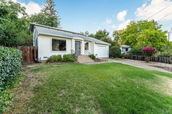 a view of a house with backyard and garden