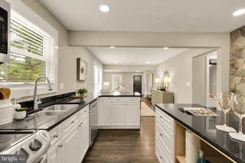 $799,900 | 4000 Roberts Road, Fairfax, VA 22032