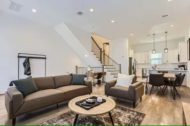 $3,500 | 1528 Chestnut Street, Houston, TX 77009