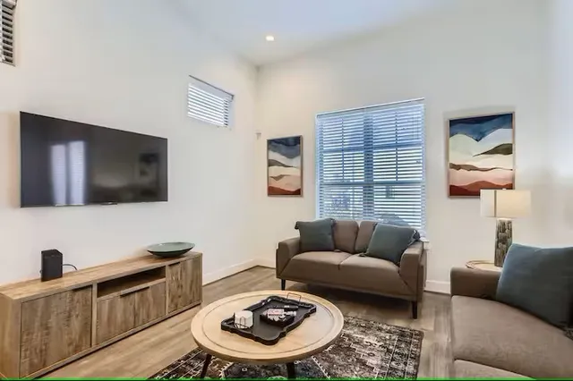 $3,500 | 1528 Chestnut Street, Houston, TX 77009