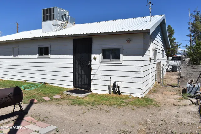 a view of a house with backyard