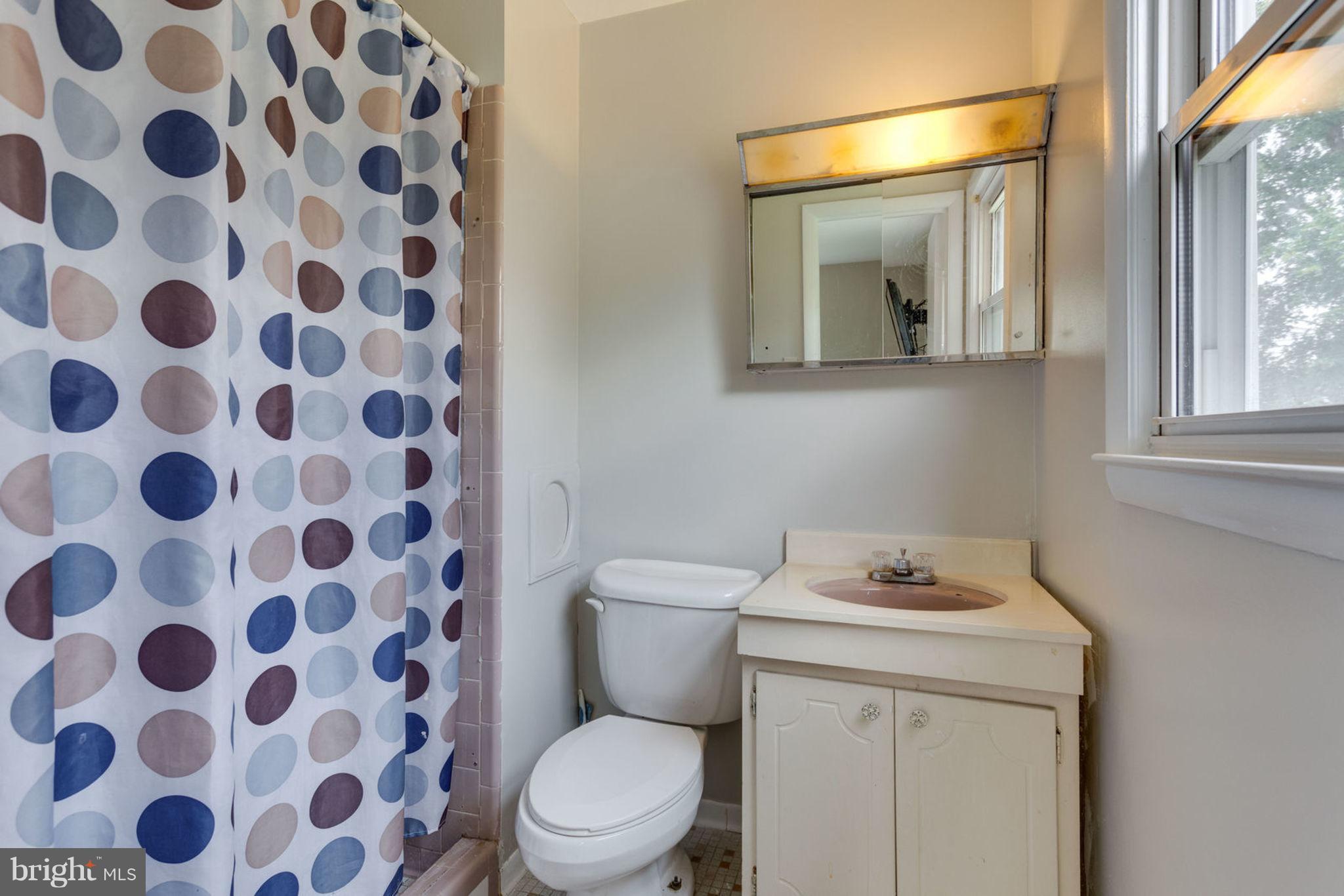 6420 Meriwether Lane Springfield, VA 22150 - Photo 15 of 27 Attached master bathroom w/ tub