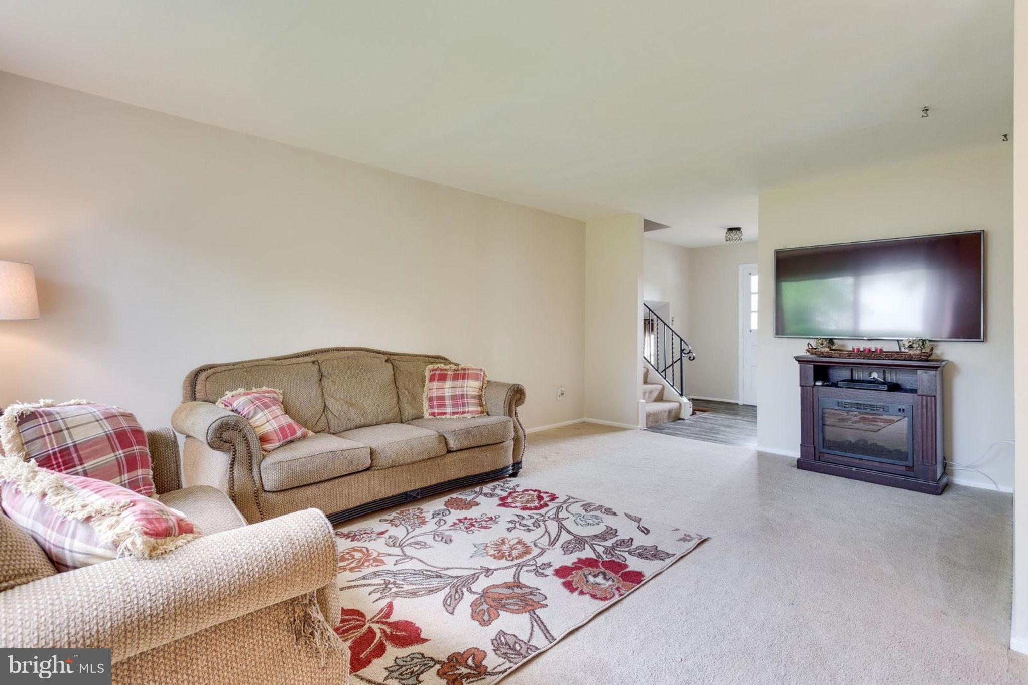 6420 Meriwether Lane Springfield, VA 22150 - Photo 3 of 27 Living Room