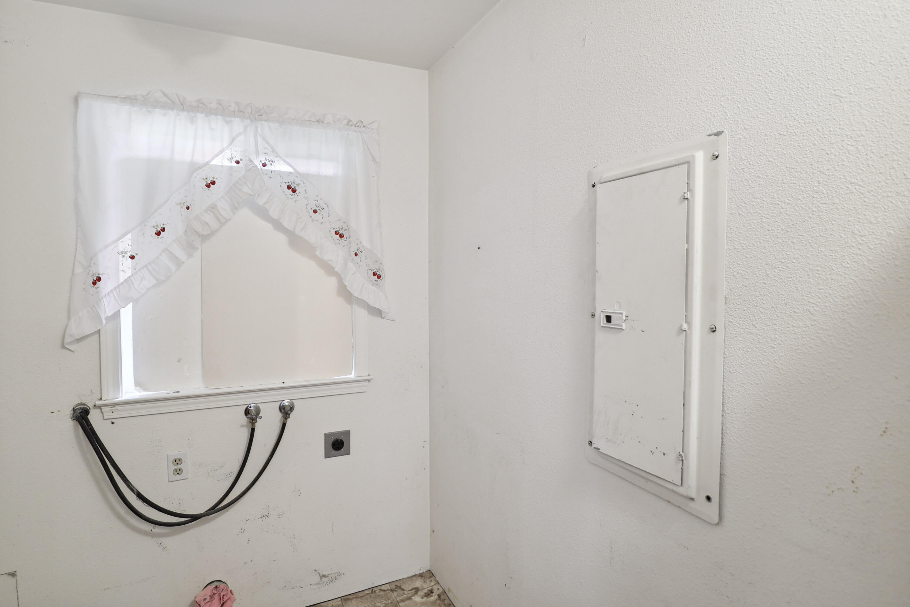 9400 Placer Road Redding, CA 96001 - Photo 15 of 52 Laundry Room