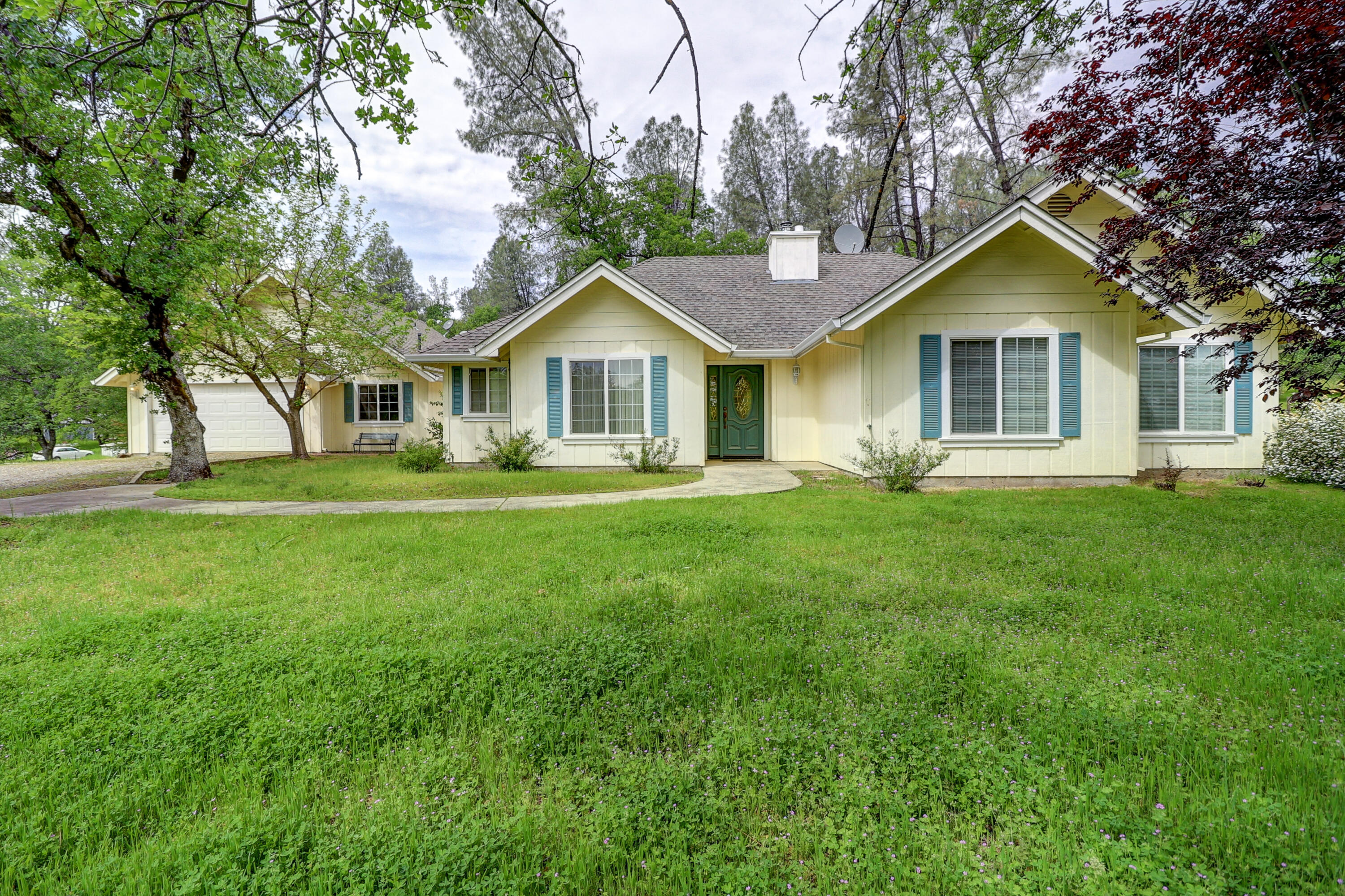 9400 Placer Road Redding, CA 96001 - Photo 41 of 52 a front view of house with yard and green space