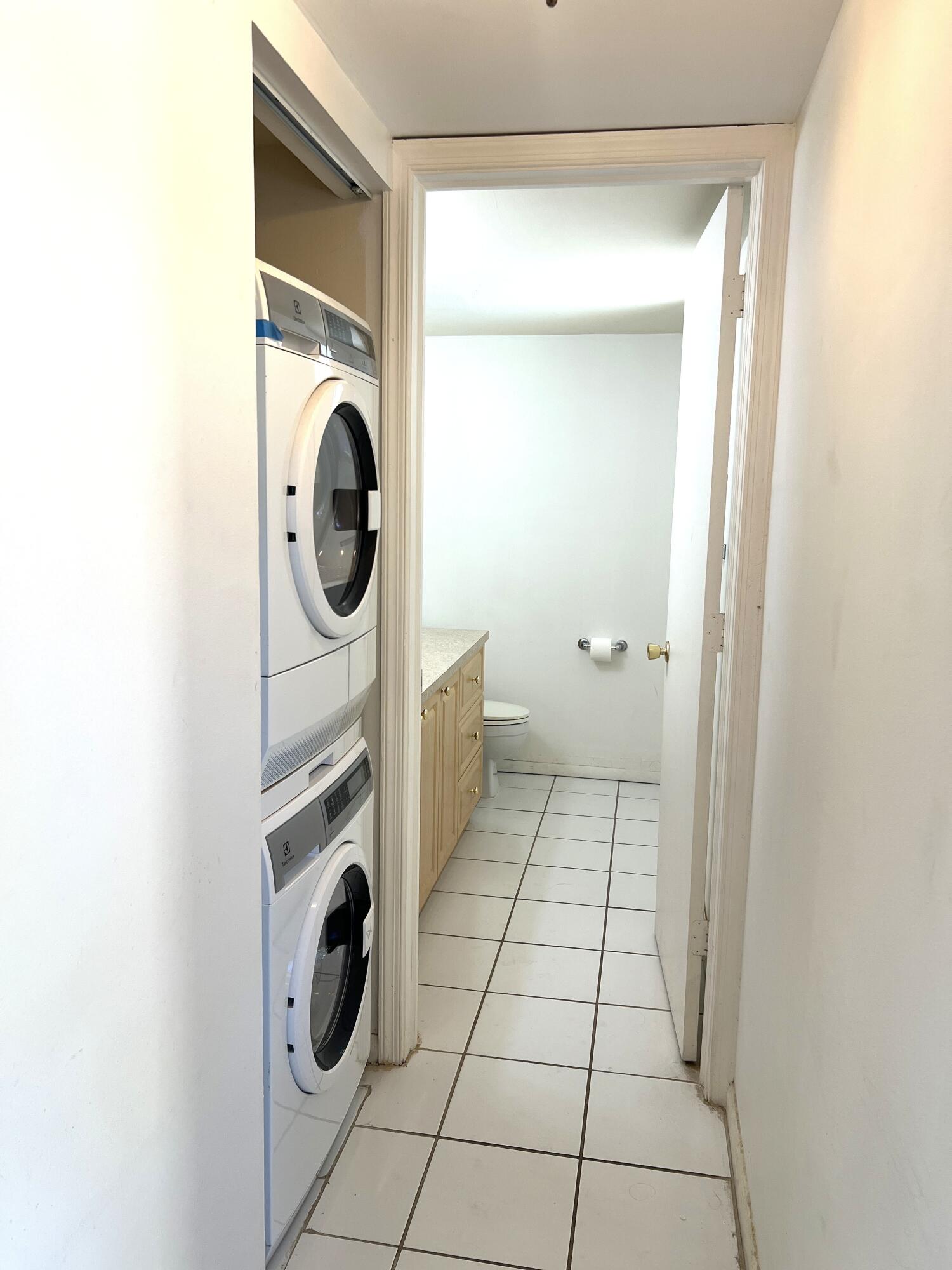 812 Southwest 9th St Circle, Unit 103 Boca Raton, FL 33486 - Photo 5 of 14 a utility room with dryer and washer