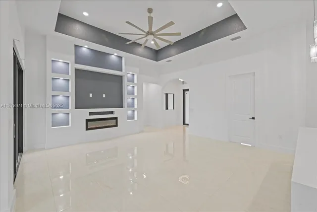 a view of a livingroom with a workspace