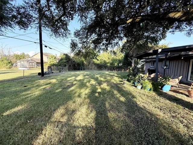 $199,900 | 210 Meadowlawn Street, La Porte, TX 77571