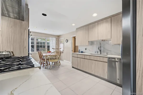 $2,257,770 | 8 Pine Drive, Great Neck, NY 11021