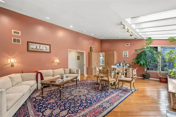 $2,257,770 | 8 Pine Drive, Great Neck, NY 11021
