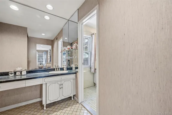 $2,257,770 | 8 Pine Drive, Great Neck, NY 11021