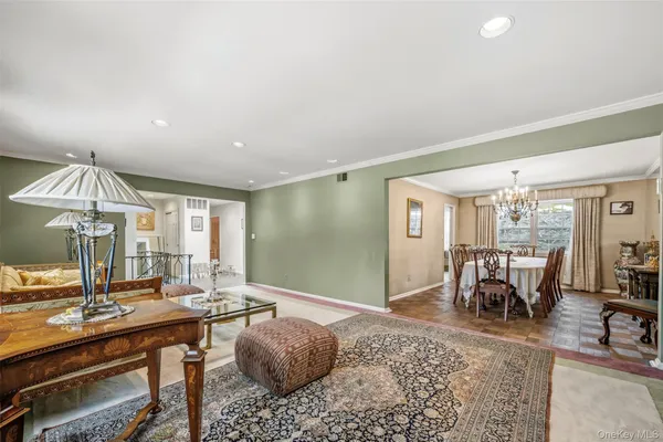 $2,257,770 | 8 Pine Drive, Great Neck, NY 11021