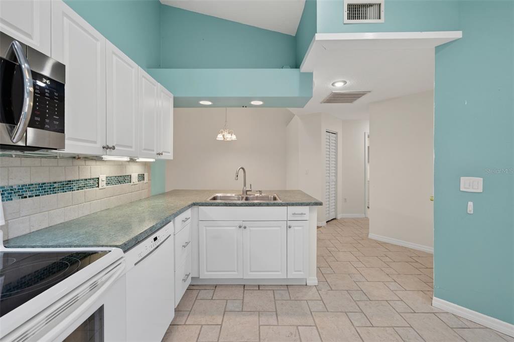 5626 Monte Rosso Road Sarasota, FL 34243 - Photo 11 of 69