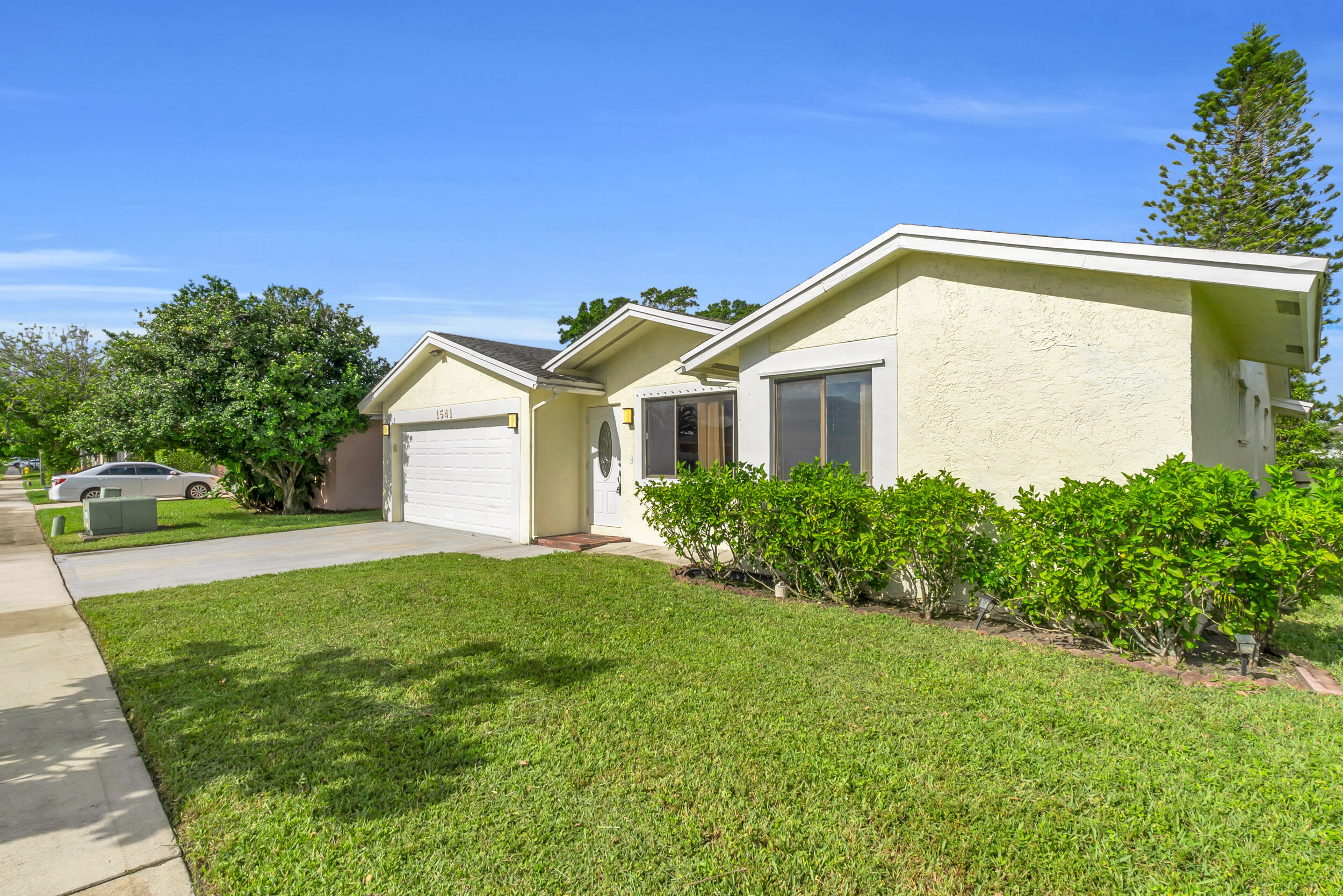 1541 Southwest 102nd Terrace Davie, FL 33324 - Photo 6 of 49 6_dsc07315