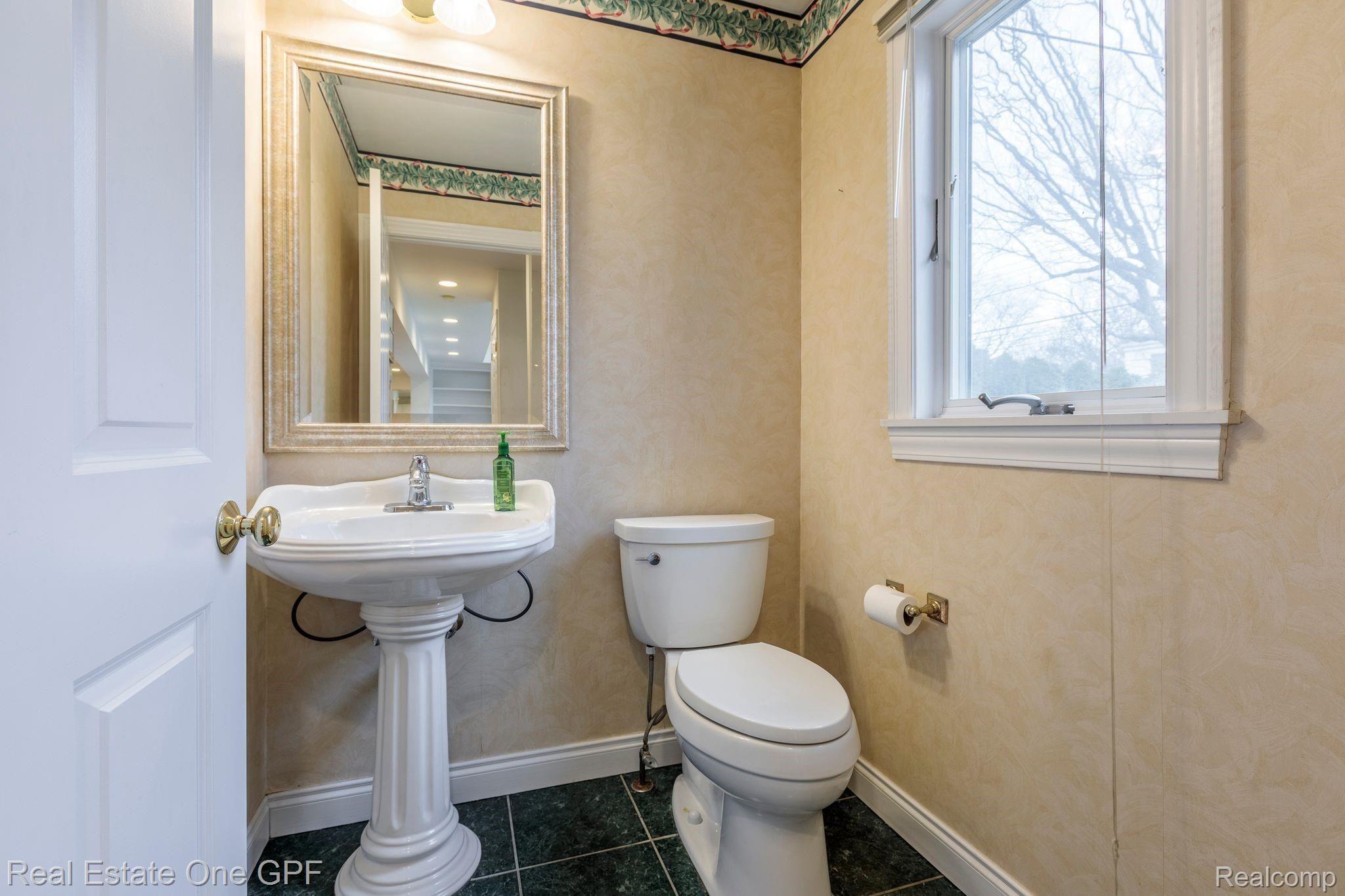 423 Barclay Road Grosse Pointe, MI 48236 - Photo 20 of 36 423 Barclay Rd-21.jpg